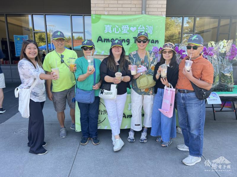 臺灣鄉親手持冰品合影