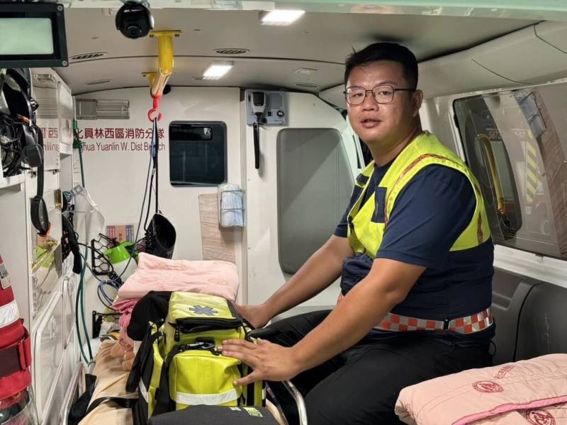 擔任板模工人的張博皓（圖）因姊姊是急診護理師，姊夫是消防人員，加上常看見工人在工地受傷，耳濡目染下加入義消行列，5年來共出勤救護案件874次，獲選消防署114年全國救護志工菁英。（彰化縣消防局提供）
