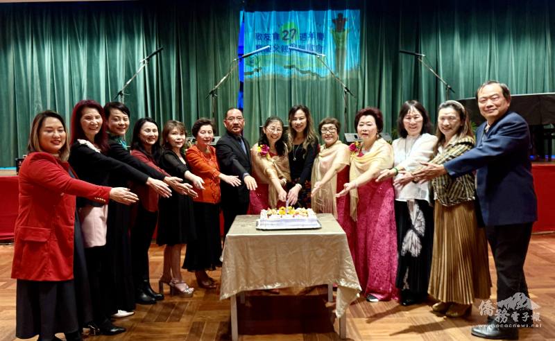 與會貴賓和8月份壽星合切父親節蛋糕