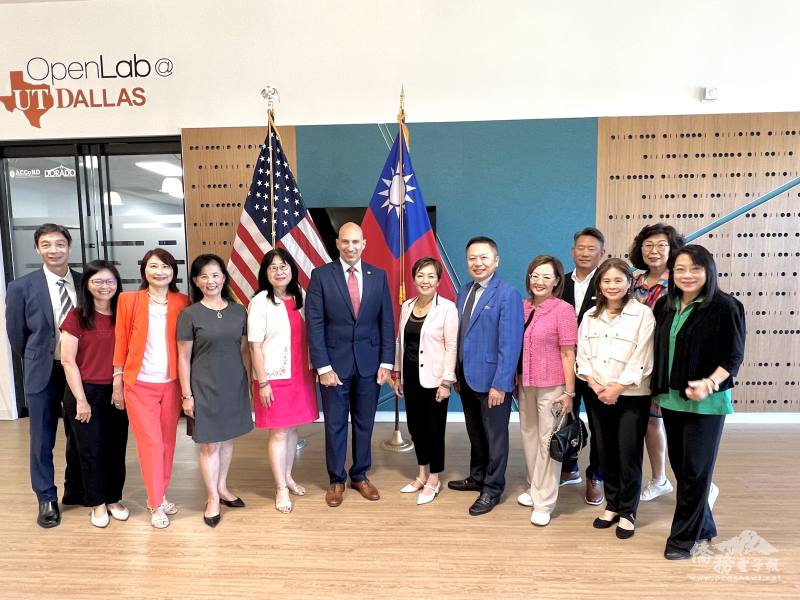 僑社人士陪同參訪