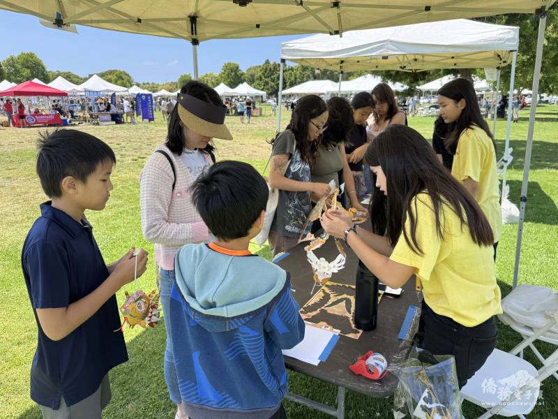 The lantern making booth was the busiest one until the end of the event