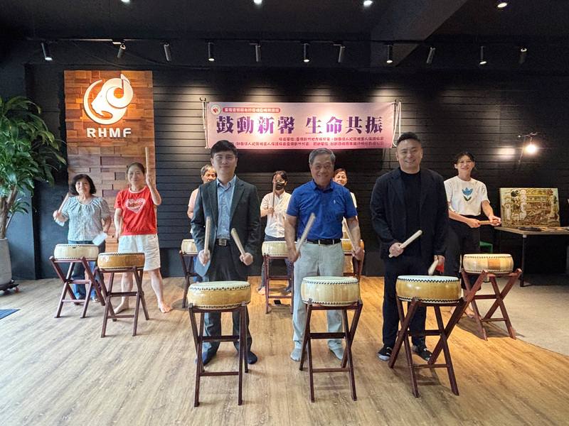 犯罪被害人保護協會新竹分會18日表示，公益律師許育齊（前左）協助被害者與家屬療癒心靈，串連在地音樂教室，打造系列打鼓課程，犯保新竹分會主委陳進興（前中）、新竹地檢署代理檢察長黃振倫（前右）也前往關心。