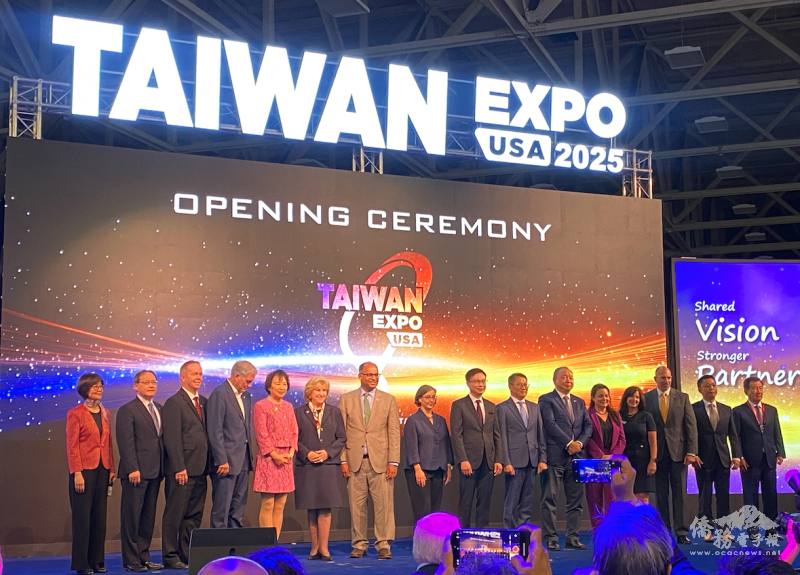 台灣外貿協會董事長黃志芳與貴賓合影