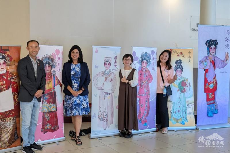 （左起）蒙市市長吳紹榮、聖蓋博市長曼查卡、洛杉磯文教中心副主任方瓊逸和民眾一起欣賞粵劇