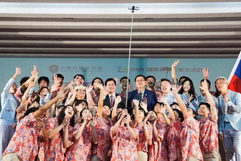 外交部18日舉行「國際青年大使交流計畫出團授旗典禮」，學生們與外交部長林佳龍自拍合影留念。