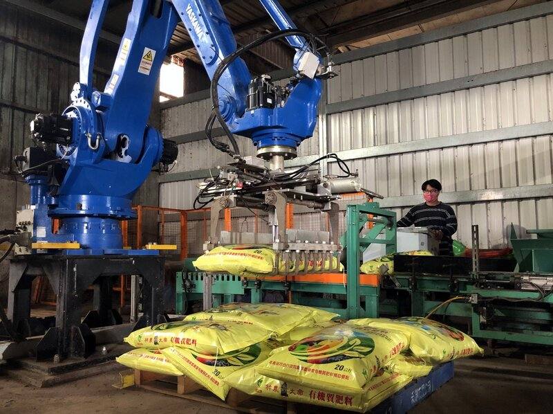 雲林縣四湖有機肥生產合作社遇缺工、生產效率差等問題，導入機械手臂堆棧系統後，大幅改變生產效率與降低人事成本，空間利用上也可達成量能最大化。