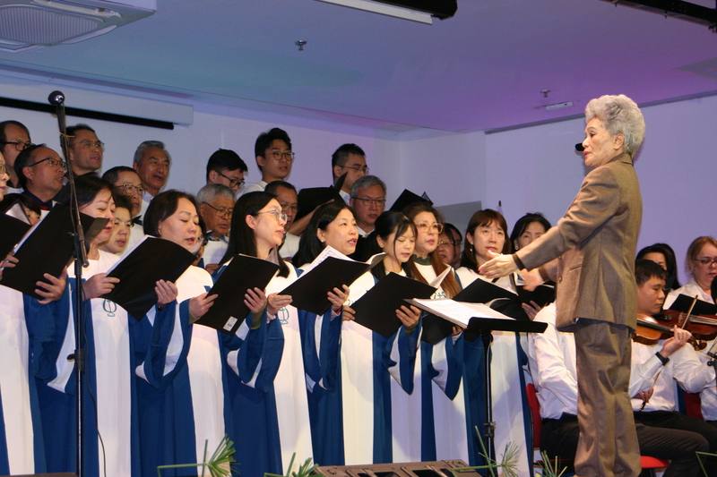 巴西大安基督長老教會17日在聖保羅文教中心舉行創立55週年慶祝活動，詩班獻唱多首詩歌，最後以「彌賽亞」中的「哈雷路亞」壓軸，感動全場，氣氛莊嚴而熱烈。