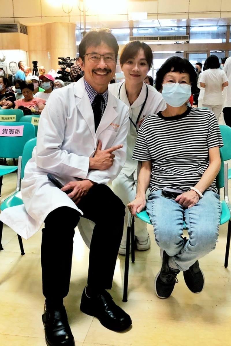 林口長庚紀念醫院胸腔外科醫生劉永恆（前左）與肺臟受贈者黃恩芹（前右）18日出席林口長庚醫院舉辦「分享愛．讓生命連線－器官捐贈簽署宣誓活動」，見證器官捐贈帶來第2次生命。