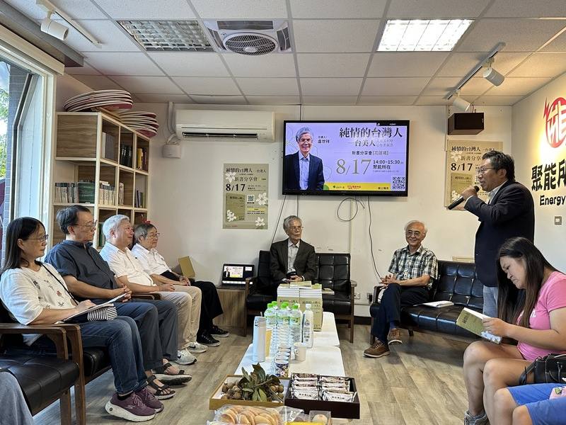 資深新聞工作者盧世祥（後中坐者）17日在東社發言人陳財能（右2站立者）新城鄉辦公室，舉行「純情的台灣人-台美人，人在美利堅心在美麗島」新書發表會，邀請與談人前台北藝術大校長楊其文（右3坐者），以及與花蓮關係深厚的資深台美人方菊雄（左4坐者）與會。