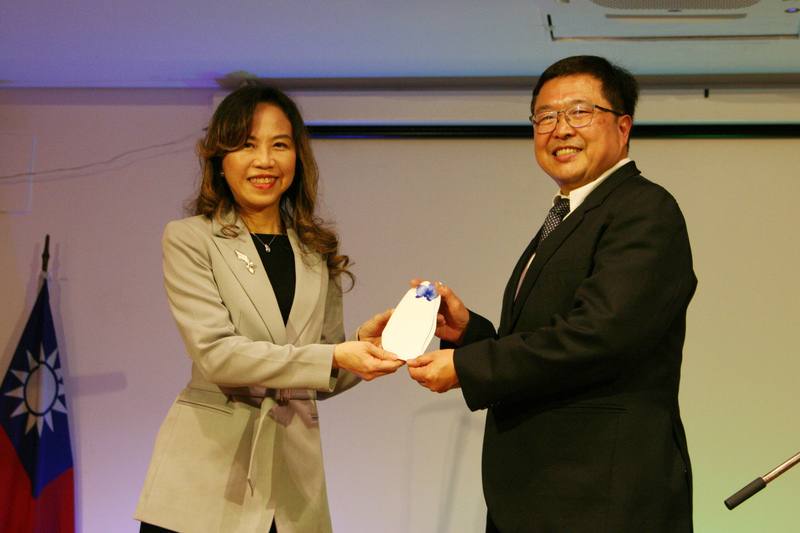 巴西大安基督長老教會17日在聖保羅文教中心舉行創立55週年慶祝活動，駐聖保羅台灣經濟文化辦事處處長朱怡靜（左）向牧師陳進宏（右）獻上紀念禮物，象徵對教會多年貢獻的肯定與祝福。