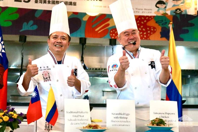 臺灣國宴級名廚潘岱儒（右）與詹志強（左）於波哥大知名海鮮餐廳進行臺灣美食國際巡迴講座
