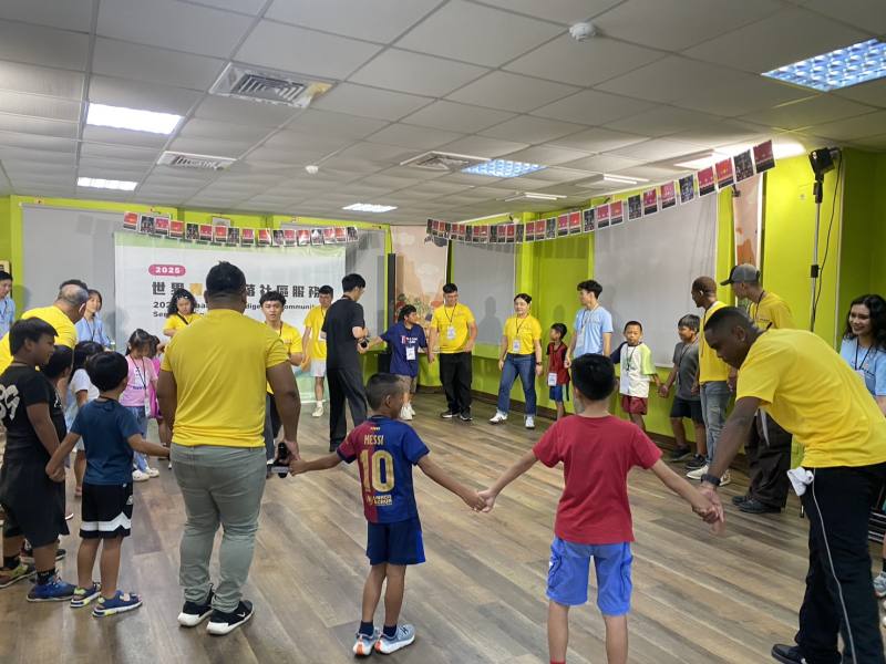 原民會「2025年世界青年部落社區服務國小英語夏令營」開幕破冰遊戲