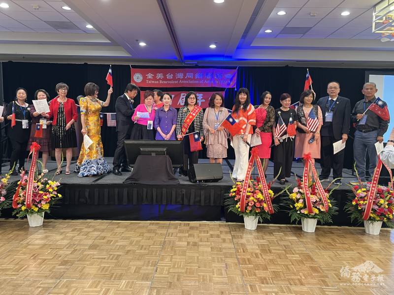 貴賓手持國旗高唱愛國歌曲