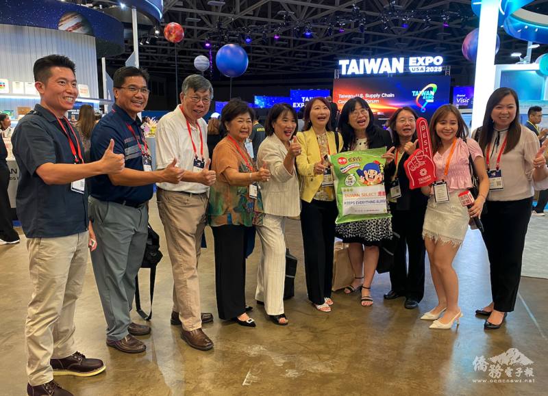 開幕式現場臺灣零食區深受歡迎