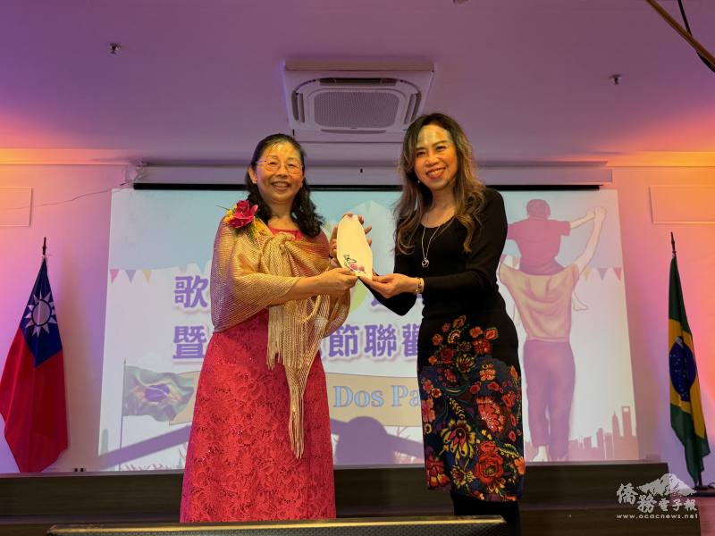 駐聖保羅辦事處處長朱怡靜（右）致贈禮物給歌友會，歌友會會長游淑君（左）代表接受