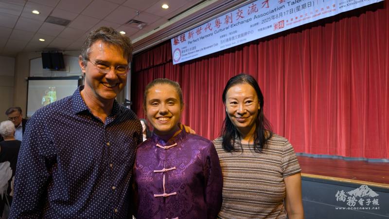 粵劇演員馬晶晶（中）與父親（左）、教母（右）一同推廣粵劇