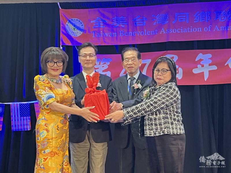 (左起)全美臺灣同鄉聯誼會滿任會長黃秀梅在國民黨駐美代表秦日新、前會長范揚盛的監交下，交接予新任會長張錦娟。=