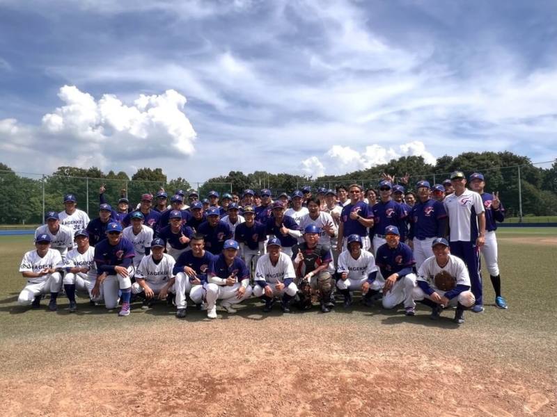 備戰亞洲棒球錦標賽，台灣培訓隊赴日本移地訓練，18日首戰與日本社會人AGEKKE隊交手，打線適時串連搶分，終場以7比3搶勝。圖為賽後兩隊合照。（中華民國棒球協會提供）