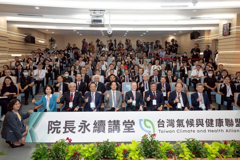 總統和出席人員合影