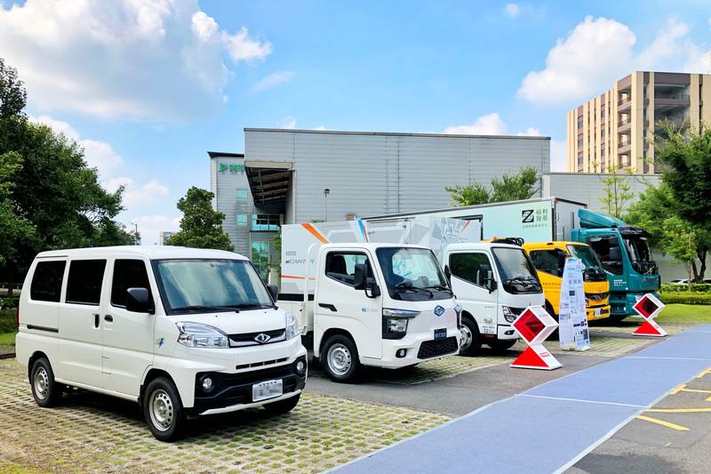 桃園市政府環保局表示，「運具低碳化聯盟」串聯電動車廠與運輸業者推出專屬優惠，協助車隊降低購車壓力，加速轉型，未來將持續盤點產業需求，透過多重策略啟動桃園低碳運輸動能。圖為18日記者會展示電動車輛。
