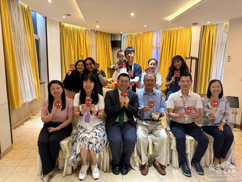 駐奈及利亞代表處僑務秘書詹前校（左3）致贈總統府「六順和春」福袋予所有出席僑民；另也將駐奈及利亞代表處代表劉翼平禮品轉致迦納台商會長周森林（右3）