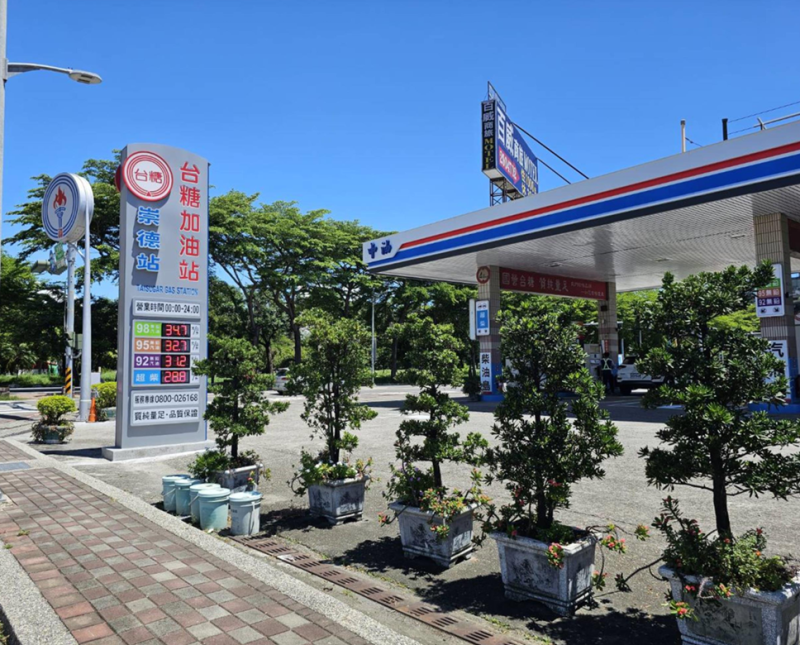 台糖加油站可用行動多元支付，並有販售台糖各式商品，消費便捷又多元。