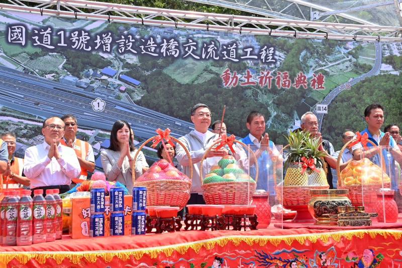 行政院長卓榮泰18日前往苗栗縣造橋鄉出席「國道1號增設造橋交流道工程祈福動土典禮」