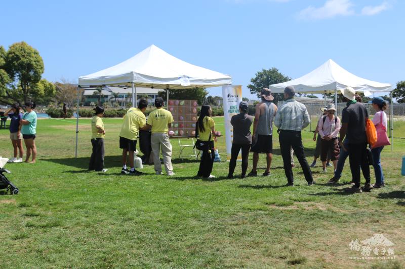 A long waiting line at the exciting balloon darts booth