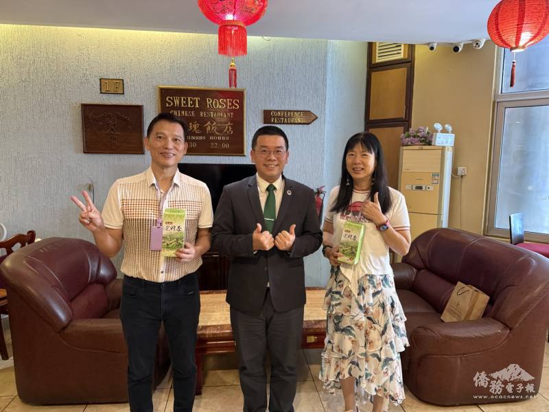 詹前校將禮品臺灣文山包種茶致贈黃經智（左）、黃湘文（右），感謝提供座談餐敘場地與簡報設備