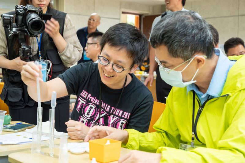參訓種子教師體驗海洋素養實驗教學 G6-8課程 第2-2節 利用呼吸作用來找碳，進行酵母菌的調查