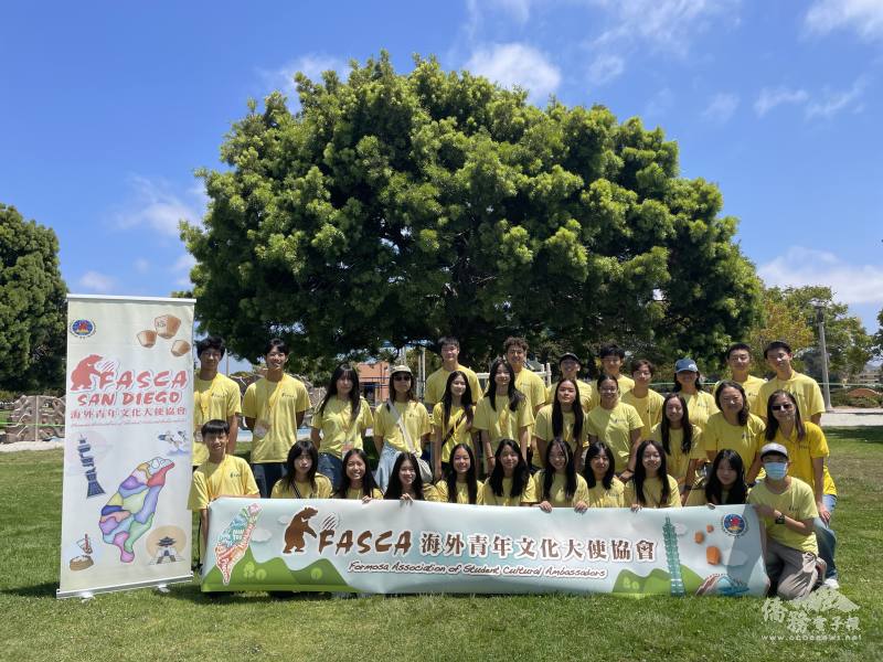 Group picture taken before kick off the event. FASCA mentors Irene Wang (row 2, right 1), Peggy Han (row 2, right 2)