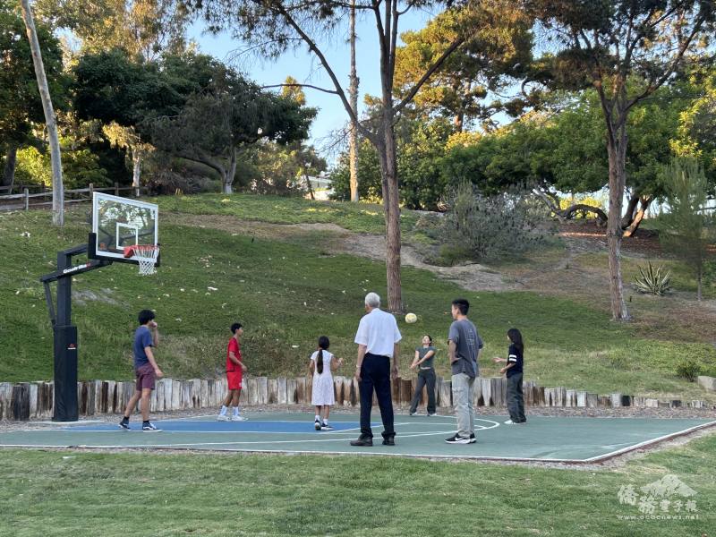 會員們用餐後在籃球場上打球