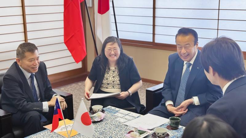 國發會劉鏡清主委(左一)與加賀市市長宮元陸(右二)針對地方創生議題進行討論