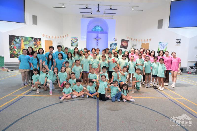 洛麗中文學校夏令營學員和老師助教志工團隊合影
