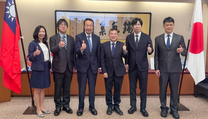 國發會代表團與加賀市市長宮元陸合影