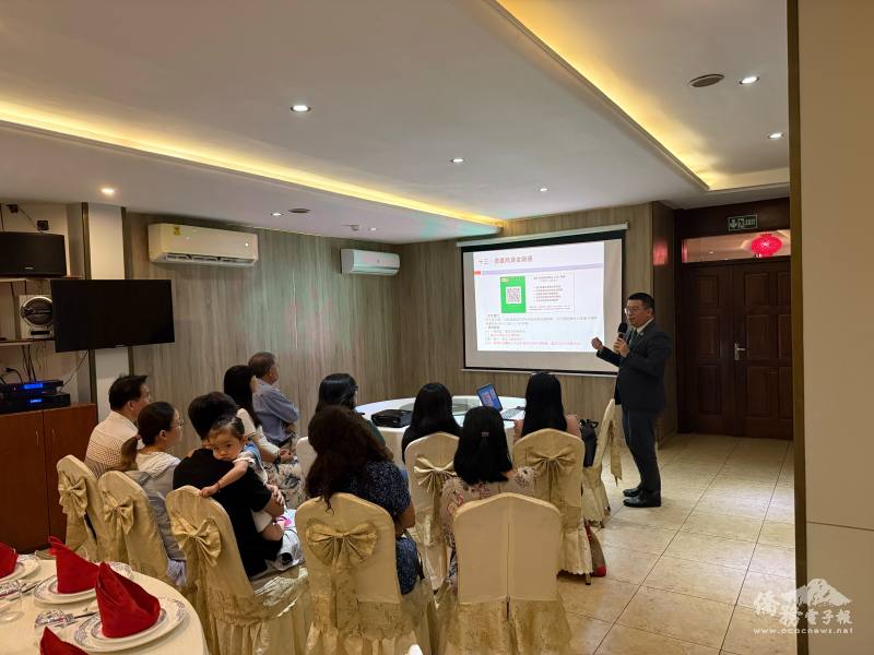 詹前校以中英雙語簡報僑務委員會的僑臺商服務工作