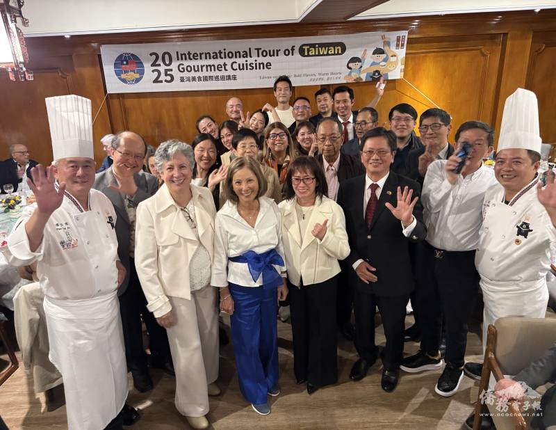 朱盛鴻（右三）、潘岱儒（左一）、詹志強（右一）、僑務諮詢委員陳獻斌（右二）與僑務促進委員游信誠（右第二排一）以及重要僑領、僑青合影