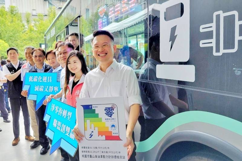 桃園市政府環保局18日在龜山柴油車動力計排煙檢測站舉辦「運具低碳化聯盟記者會」，副市長蘇俊賓（右）表示，桃園轄內有國際機場又鄰近台北港成為全台物流中心，發展低碳運輸成為桃園重要課題。