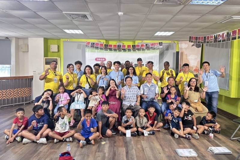 原民會「2025年世界青年部落社區服務國小英語夏令營」開幕大合照