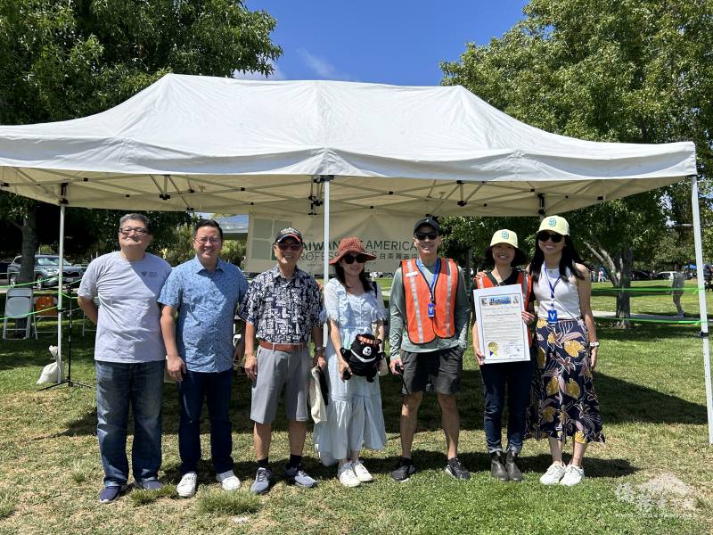 橙縣文教中心主任蕭蓓如（右四）與聖地牙哥市議員Kent Lee（左二）、僑務委員謝家樹（左一）、臺美菁英協會聖地牙哥分會團隊及聖地牙哥-台中市姊妹市委員會會長王振威合影