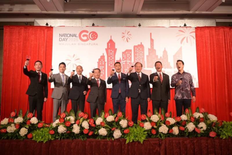 立法院長韓國瑜（左3）18日參加「新加坡60週年國慶酒會」。（立法院提供）