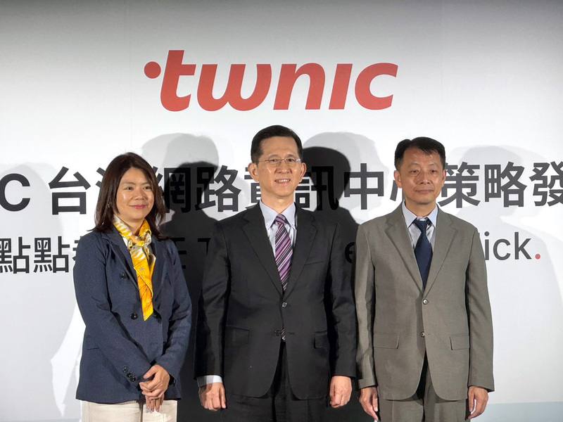 台灣網路資訊中心（TWNIC）宣布3大核心策略，圖為TWNIC執行長余若凡（左）、數位發展部部長黃彥男（中）、TWNIC董事長黃勝雄（右）