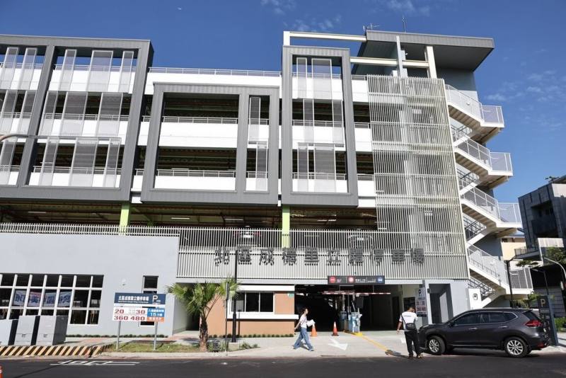 台南市北區成德里立體停車場19日啟用，將提供216個汽車格位及33個機車格位，且同步設置成德里活動中心及托嬰中心。（台南市政府提供）