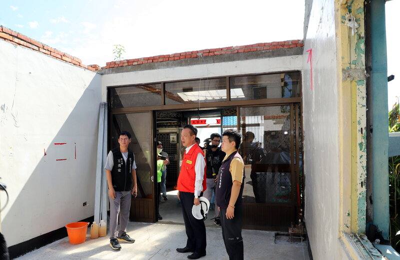 颱風丹娜絲造成嘉義縣多處民宅嚴重受損，縣府媒合嘉義縣百工修繕利他協會提供協助，縣長翁章梁（前中）19日至水上鄉勘查修繕狀況