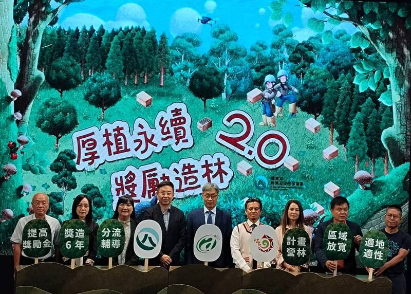 Agriculture Minister Chen Junne-jih (fifth left) and Nature Conservation Agency Director-General Lin Hua-ching attend a press event at Taipei on Monday. CNA photo Aug. 18, 2025
