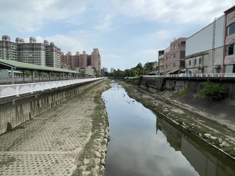 為強化高雄市區域排水通洪能力，高雄市政府水利局日前完成鳳山、仁武區域等排水易淤積河段清淤作業。（高雄市水利局提供）