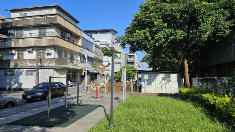 內政部12日審議通過「變更羅東都市計畫（公共設施用地專案通盤檢討）案」，其中8.13公頃採市地重劃方式，縣府可取得包含2.36公頃公園綠地、0.06公頃道路用地等其他公共設施用地。圖鐵棚處為縣府取得位於羅東國中南側巷弄內的公園綠地。（宜蘭縣政府提供）