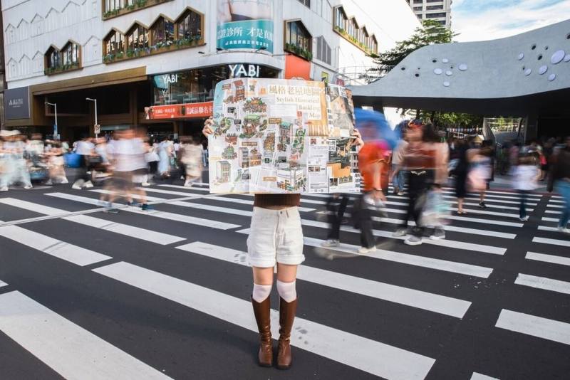 誠品生活南西（誠品南西店）推出「台灣老屋。新浪潮」中英雙語觀光地圖，由英國插畫家湯姆帕克繪圖、耕耘老屋研究10年的「老屋顏」團隊記錄影像。（誠品生活提供）