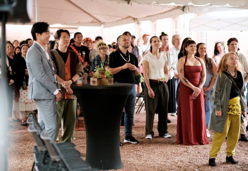 《破土：臺灣當代原住民藝術與行動主義》展覽開幕儀式現場賓客（IAIA MoCNA提供）