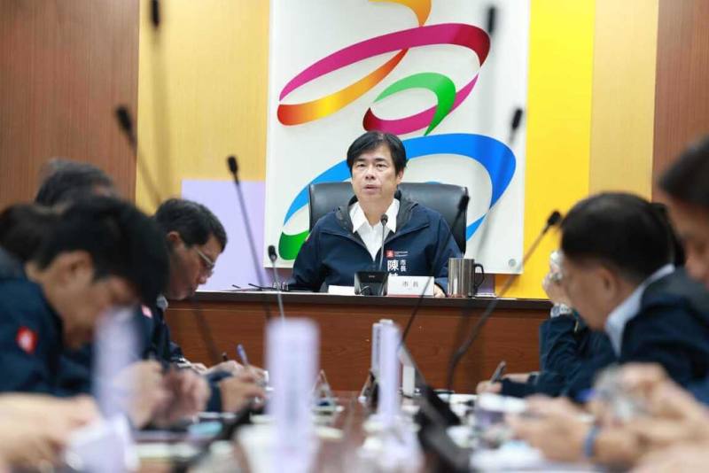 高雄市長陳其邁（後中）19日主持市政會議，並在會中指示，3個原住民行政區因豪雨受損嚴重，請相關局處及公所積極協助重建復原。（高雄市政府提供）